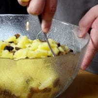 veganer Kartoffelsalat während der Bereitung