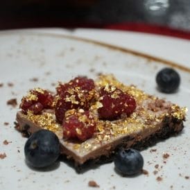 Chocoloat Pie mit Beeren, vegan