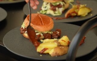 Rezept Pulled Jackfruit Burger mit Coleslaw und Rosmarin-Kartoffeln
