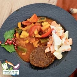 Grünkernlaibchen mit Letscho und Karotten-Sellerie-Salat