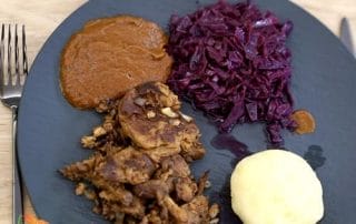 Rezept vegane Ente mit Rotkraut, Kartoffelkloessen, veganer Wildbratensosse