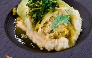 Gefüllter Spitzkohl auf Mango-Pak Choi und geräuchertem Kartoffel-Sellerie-Stampf